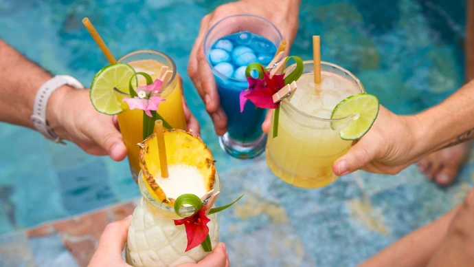 cocktails colorés servis à la piscine