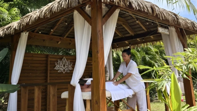 espace massage au coeur d'une nature luxuriante